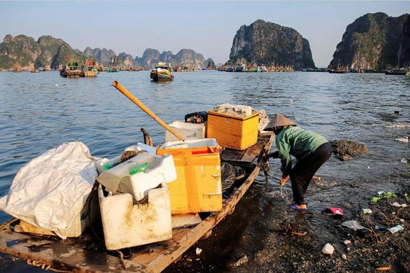Truy tận gốc nguồn xả rác thải ra biển. (Ảnh: vnbusiness.vn)