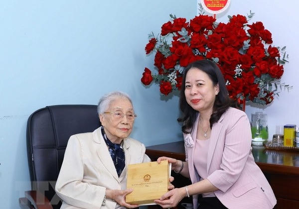 Phó Chủ tịch nước thăm và tặng quà các nhà giáo lão thành