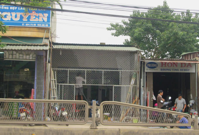 Ngôi nhà kiên cố (giữa) mà vợ chồng bà Lành xây dựng, hiện giao cho bà Dung sử dụng.