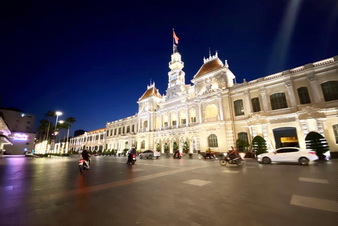 Trước tòa nhà UBND TPHCM 1