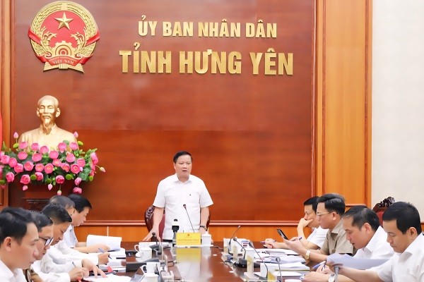 Ông Nguyễn Khắc Thận, Chủ tịch UBND tỉnh Hưng Yên chủ trì cuộc họp.