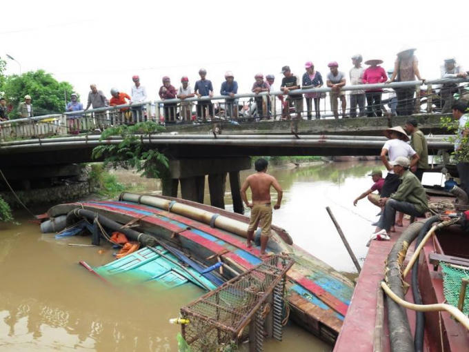 Tàu cá của ngư dân huyện Giao Thủy bất ngờ trôi khỏi bến neo đậu, lật úp chắn ngang dòng sông Cồn Nhất.
