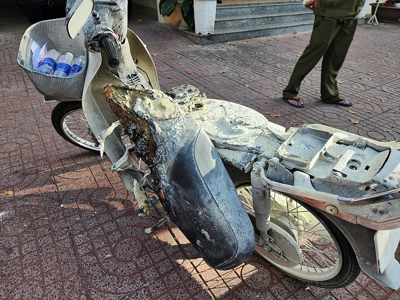 Chiếc xe bị đốt cháy.