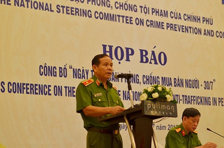Thiếu tướng Nguyễn Phong Hòa- Phó Tổng Cục trưởng Tổng Cục Cảnh sát phát biểu tại cuộc họp báo. Ảnh: THÀNH AN.