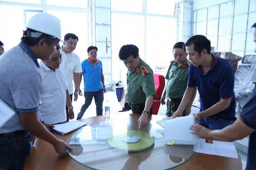 Thiếu tướng Nguyễn Đức Hải trao đổi với các nhà thầu và đơn vị liên quan.