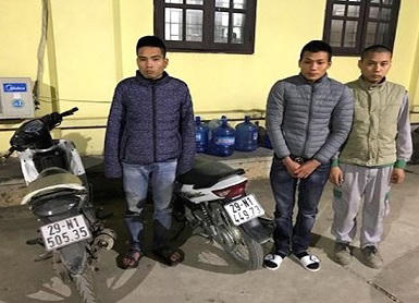Ba đối tượng cùng hai chiếc xe máy làm phương tiện đi gây án tại cơ quan công an.
