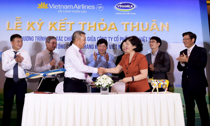 Lãnh đạo hai đơn vị thực hiện nghi thức ký kết thỏa thuận hợp tác chiến lược giữa Tổng công ty Hàng không Việt Nam (Vietnam Airlines) và Công ty Cổ phần Sữa Việt Nam (Vinamilk). (Ảnh: Lý Võ Phú Hưng)