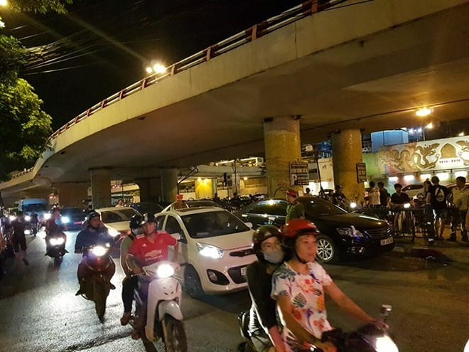 Do lượng xe đỗ tr&ecirc;n phố qu&aacute; tải dẫn đến t&igrave;nh trạng dừng đỗ sai quy định, lực lượng c&ocirc;ng an được tăng cường để xử l&yacute; những xe vi phạm