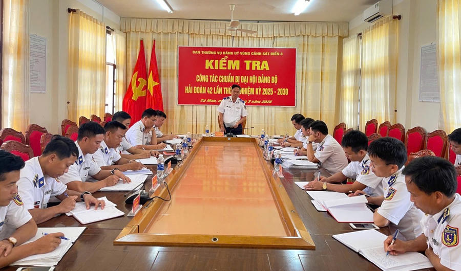 Thiếu tướng Nguyễn Văn Dũng - Bí thư Đảng ủy, Chính ủy BTL Vùng Cảnh sát biển 4 phát biểu trong buổi kiểm tra công tác chuẩn bị Đại hội Đảng bộ Hải đoàn 42