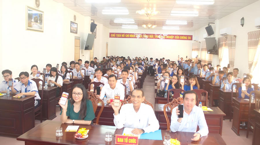 Các đại biểu và các thí sinh phát động cuộc thi trực tuyến “Tìm hiểu pháp luật về hòa giải ở cơ sở và thực hiện dân chủ ở cơ sở”.