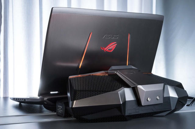 Asus ROG GX700 - Chiếc laptop này tích hợp 2 card đồ họa GTX 1080 dành cho PC, vì thế nhiệt lượng mà nó tỏa ra rất nhiều. Để giải quyết tình trạng này, máy đã được trang bị hệ thống tản nhiệt chất lỏng chuyên biệt với kích thước rất lớn. Điều đó khiến cho chiếc laptop trở nên cồng kềnh không khác gì so với một mẫu máy tính để bàn và chắc chắn bạn sẽ không muốn mang nó theo khi di chuyển.