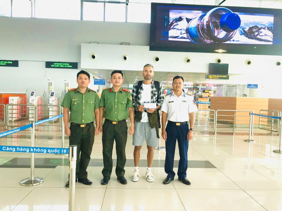 Phòng Quản lý xuất nhập cảnh phối hợp Vùng Cảnh sát biển 4 hỗ trợ đưa ông Oleksandr Kyselytsia làm thủ tục xuất cảnh tại sân bay Phú Quốc