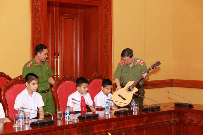Bộ trưởng T&ocirc; L&acirc;m trao tặng đ&agrave;n guitar cho c&aacute;c em học sinh khiếm thị.&nbsp;