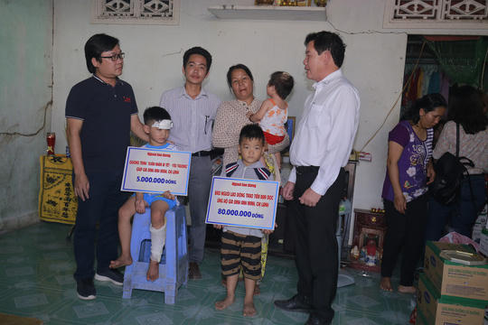 Đại diện Báo Người Lao Động trao một phần tiền mặt cho gia đình trang trải hậu sự.
