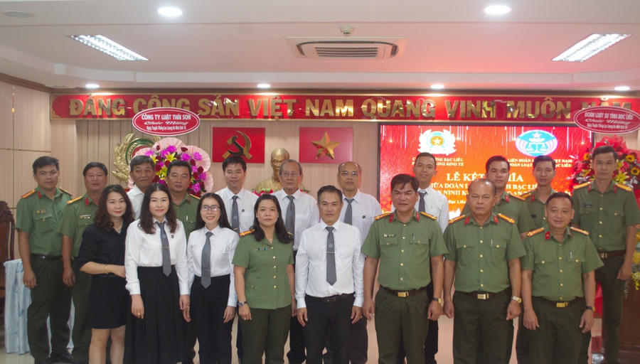 Phòng An ninh kinh tế Công an Bạc Liêu và Đoàn Luật sư tỉnh, chụp ảnh lưu niệm.