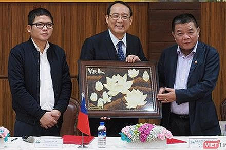 Ông Trần Duy Tùng (trái) và ông Trần Bắc Hà (phải) trong một sự kiện chung với đối tác nước ngoài. Ảnh Internet