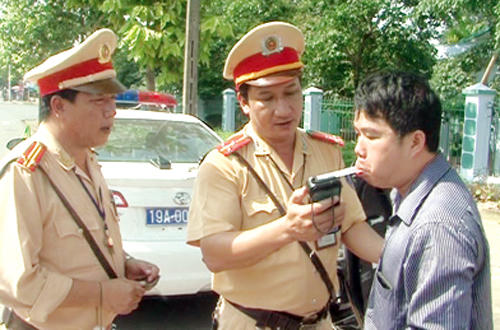 CSGT Phú Thọ tiến hành kiểm tra theo chuyên đề xử lý vi phạm nồng độ cồn.