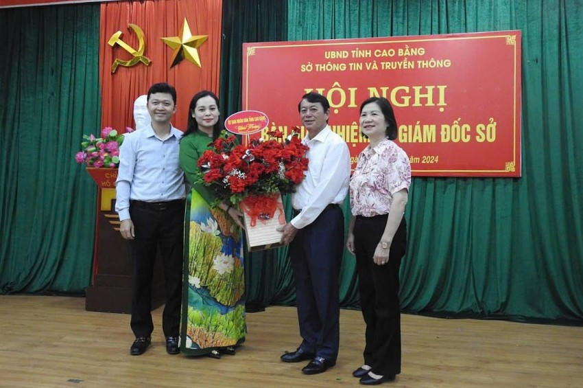 Lãnh đạo UBND tỉnh tặng hoa chúc mừng tân Giám đốc Sở TT&TT. (Ảnh: Cổng TTĐT Cao Bằng).