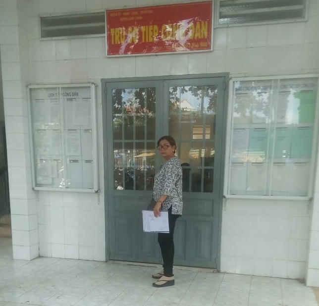 Đội đơn gõ cửa chính quyền đòi quyền lợi.