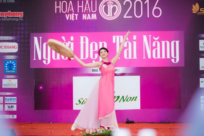 Nguyễn Cát Nhiên (SBD 188) múa hiện đại với ca khúc Bánh trôi nước của Hoàng Thuỳ Linh.