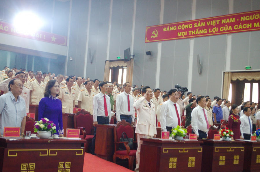 Đại biểu chào cờ tại lễ kỷ niệm 80 năm Ngày truyền thống CAND và 20 năm Ngày hội toàn dân BVANTQ.