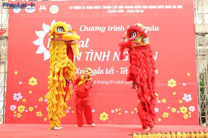 Tiết mục múa lân chào Xuân Bính Thân 2016. (Ảnh: Đức Biên)