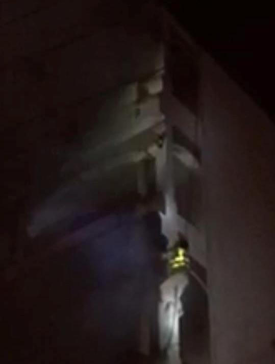 Hình ảnh CSGT thông trèo tường cứu người thoát nạn trong đêm.