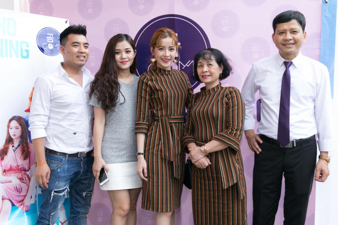 Chi Pu diện đồ y hệt me và con gái trong ngày khai trương brand thời trang.