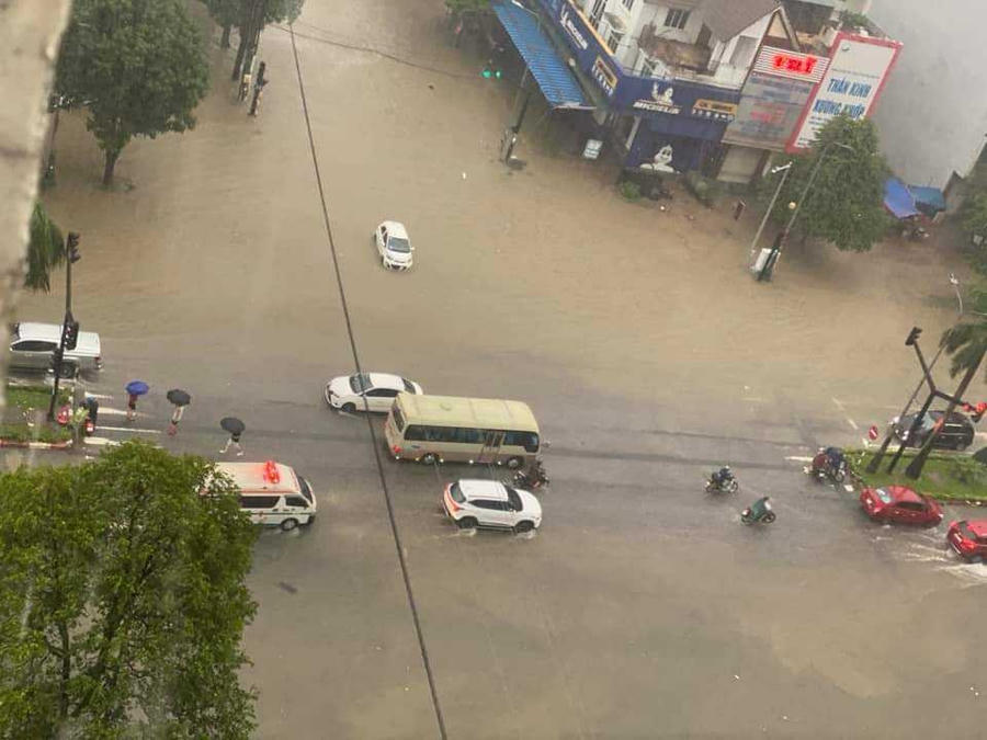 Các phương tiện di chuyển hết sức khó khăn.