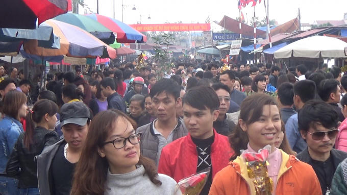 Nhiều người dân đã có mặt sớm để dự lễ khai hội.