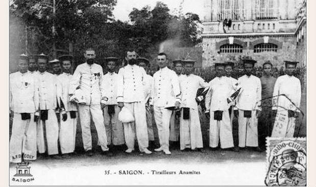 Sĩ quan Pháp và thân binh người Việt.