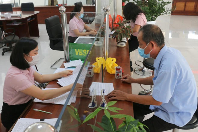 Ngân hàng Chính sách xã hội tỉnh Đắk Nông giải ngân cho các doanh nghiệp vay vốn hỗ trợ do ảnh hưởng của đại dịch Covid-19 (Ảnh: Đặng Dương).