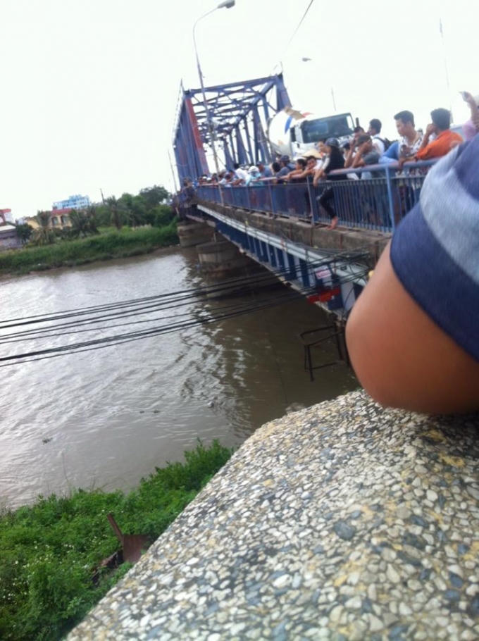 Người dân hiếu kỳ xem tìm kiếm thi thể nạn nhân