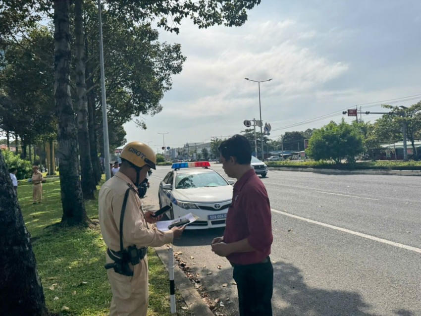 Lực lượng CSGT kiểm tra người điều khiển phương tiện.