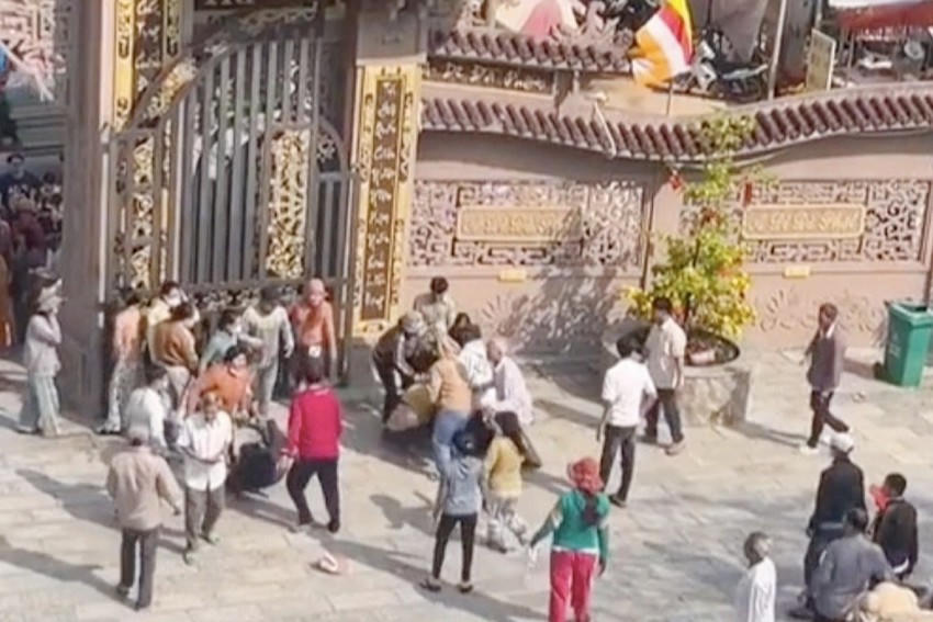 Cảnh chen lấn, xô đẩy rồi cướp tài sản xảy ra trước cổng chùa Kim Tiên 