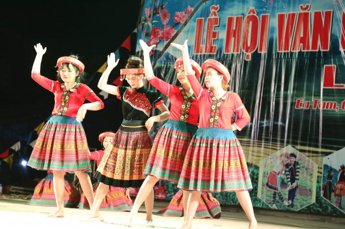 Tiết mục múa của các thiếu nữ người Mông trên sân khấu lễ hội.