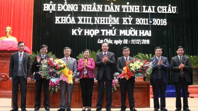 Lãnh đạo tỉnh Lai Châu tặng hoa chúc mừng hai tân Phó Chủ tịch UBND tỉnh.