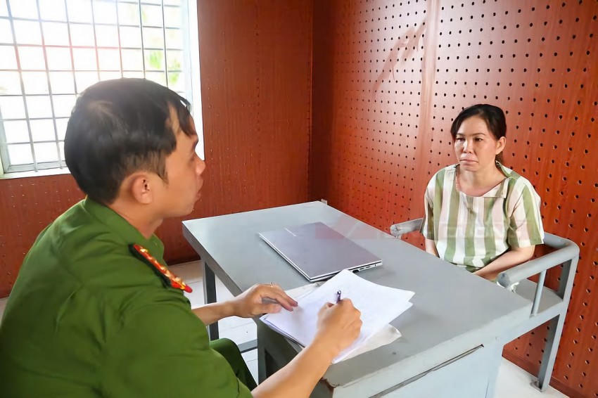 Đối tượng Liêu Thị Châu tại cơ quan công an. Ảnh CACC.