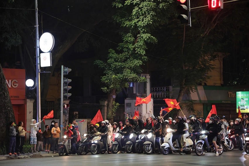 Dòng người ăn mừng AFF Cup 2024 và văn minh giao thông. (Ảnh: Nguyễn Hà Nam)