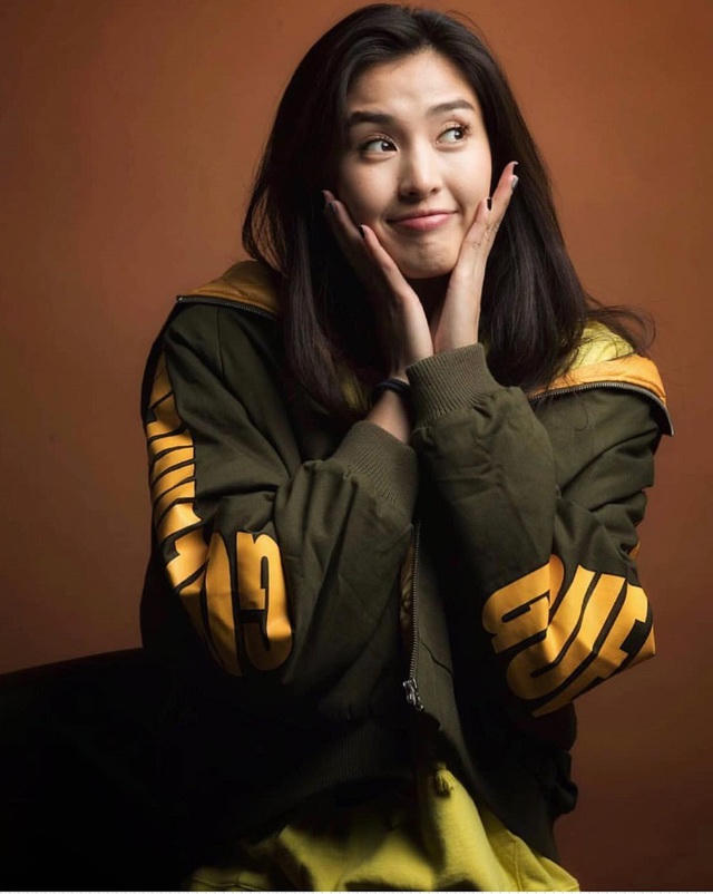 Phong cách thời trang của Zhao Lina cũng phản ánh tính cách của cô: rộng rãi, thoải mái, đơn giản nhưng vẫn sành điệu để cô có thể thoải mái vận động cả ngày.