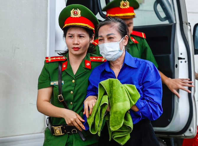 Hình ảnh bà Hoàng Thị Thúy Lan, nguyên Bí thư Tỉnh uỷ Vĩnh Phúc đến toà.