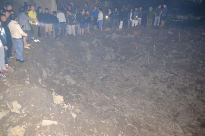 Hố sâu sau vụ nổ.