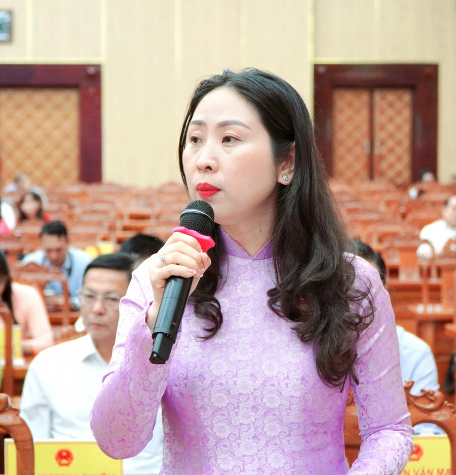 Đại biểu HĐND tỉnh Kiên Giang Lâm Ngọc Châu chất vấn Giám đốc Sở Giáo dục và Đào tạo tỉnh Kiên Giang.