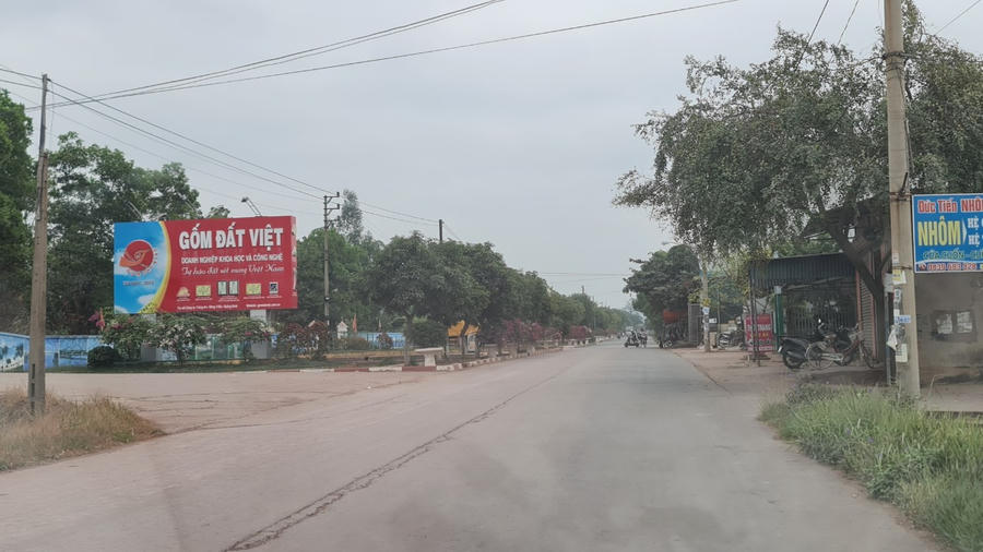 Các xe tải sau khi ăn đất từ Công ty CP gốm Đất Việt.