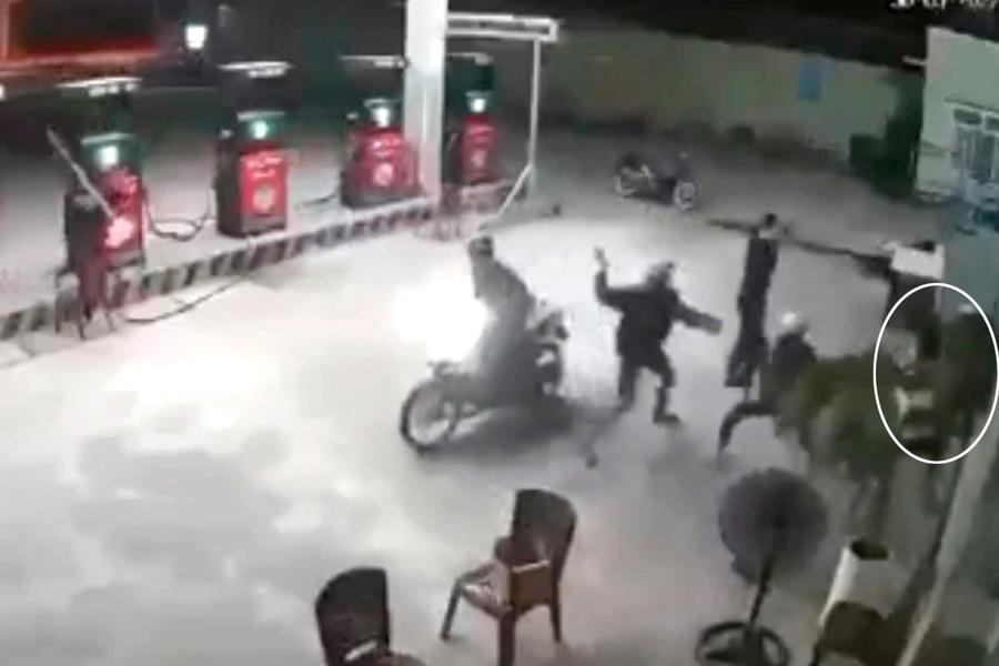 Nam thanh niên bị truy sát, chém gục ở cây xăng - 2