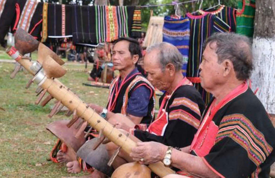 Các nghệ nhân huyện Krông Pa tam tấu đàn Goong. (Ảnh: Báo Gia Lai)