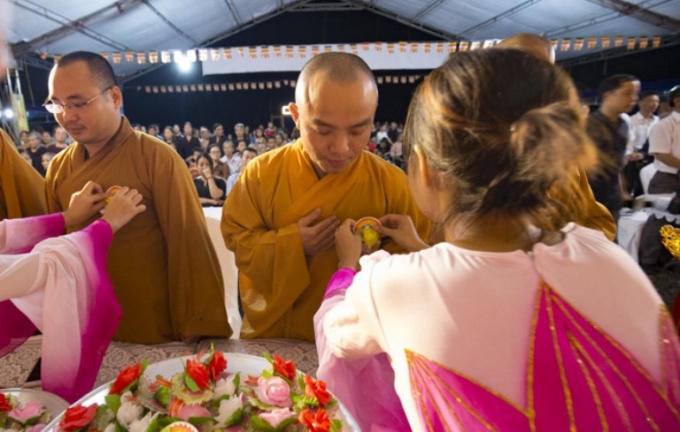Bông hồng màu vàng dành cho các nhà sư.