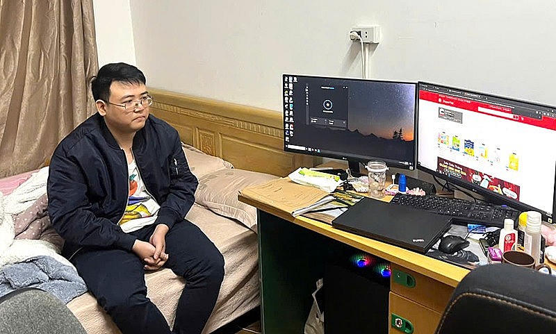 Đối tượng Vũ Đức Giang cùng tang vật.