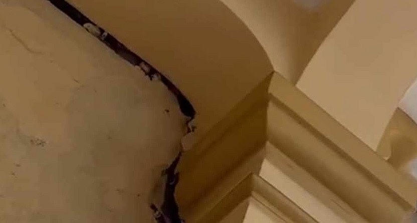 Vết nứt ngày càng lớn tại ngôi nhà buộc chủ nhà phải di dời để đảm bảo an toàn.