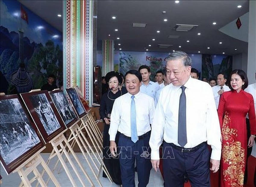 Tổng Bí thư Tô Lâm xem trưng bày ảnh chuyên đề “Chủ tịch Hồ Chí Minh và các vị tiền bối cách mạng tại tỉnh Tuyên Quang”. Ảnh: TTXVN
